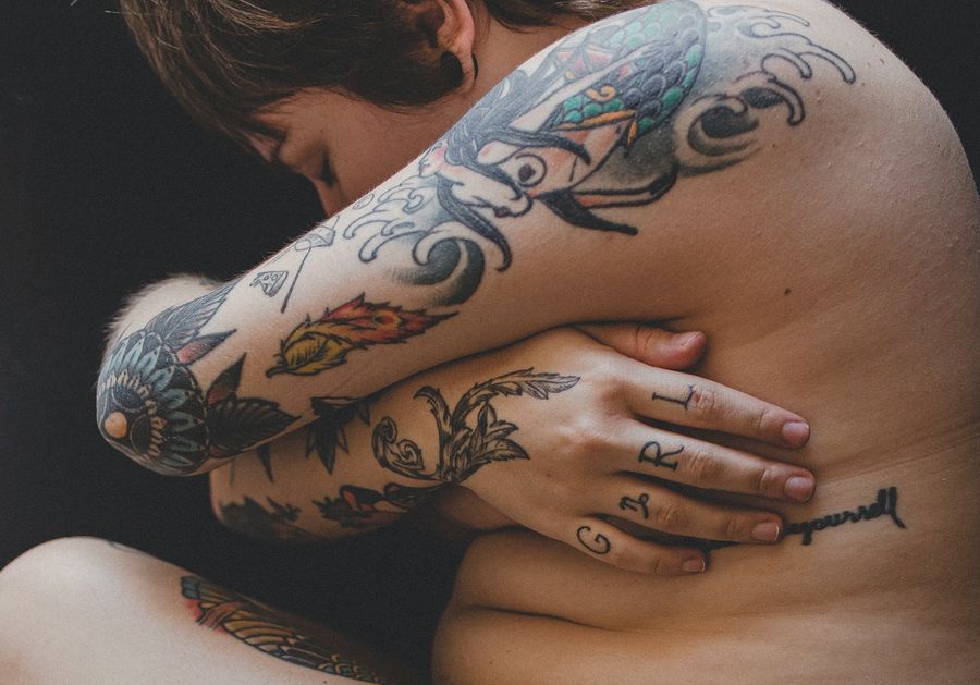 Sexualberatung: Körper einer weiblichen Person mit vielen Tattoos