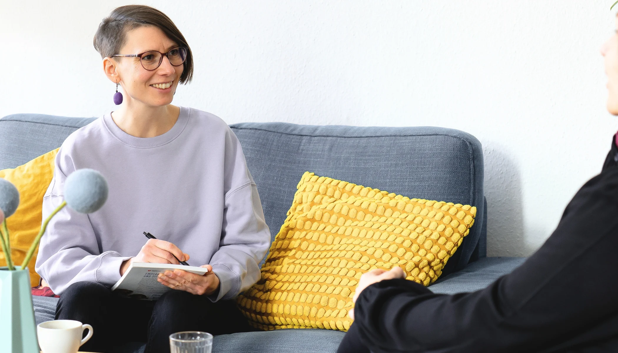 Ricarda Thiele von Kokon-Perspektiven Graz im Beratungsgespräch. Sie hält einen Blog und wirkt freundlich und offen.